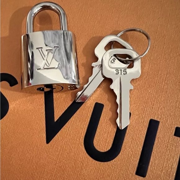 Lois Vuitton Rare Silver Lock & Key #315 - Picture 5 of 5